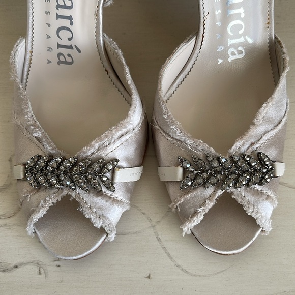 OPEN TOE SATIN PUMP - Picture 1 of 10